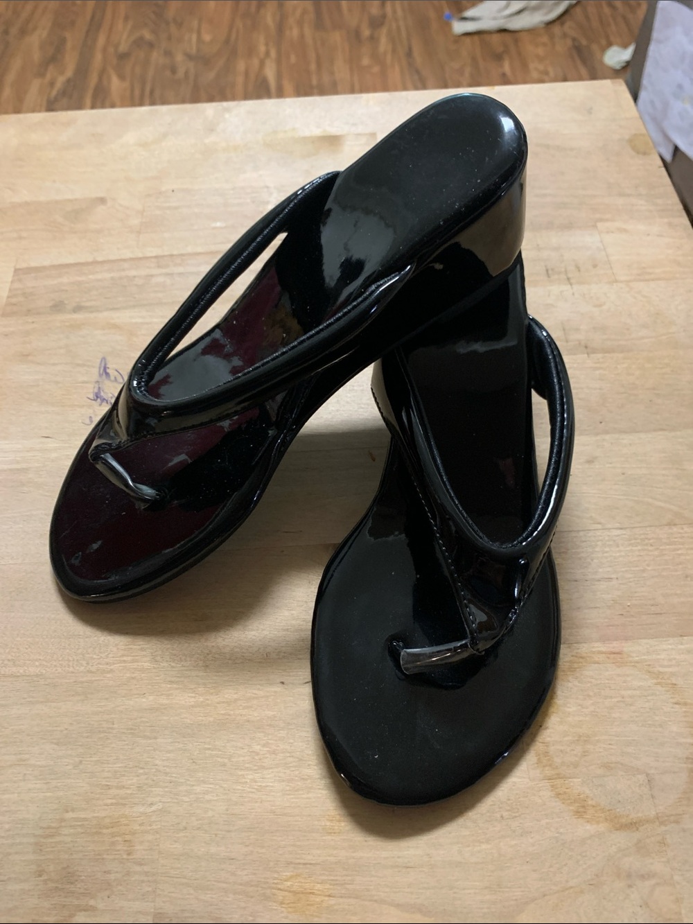 Source Unknown Black Patent Wedge Thong Sandals